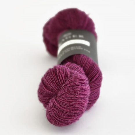 Isager Spinni – 17S Fuchsia on Grey